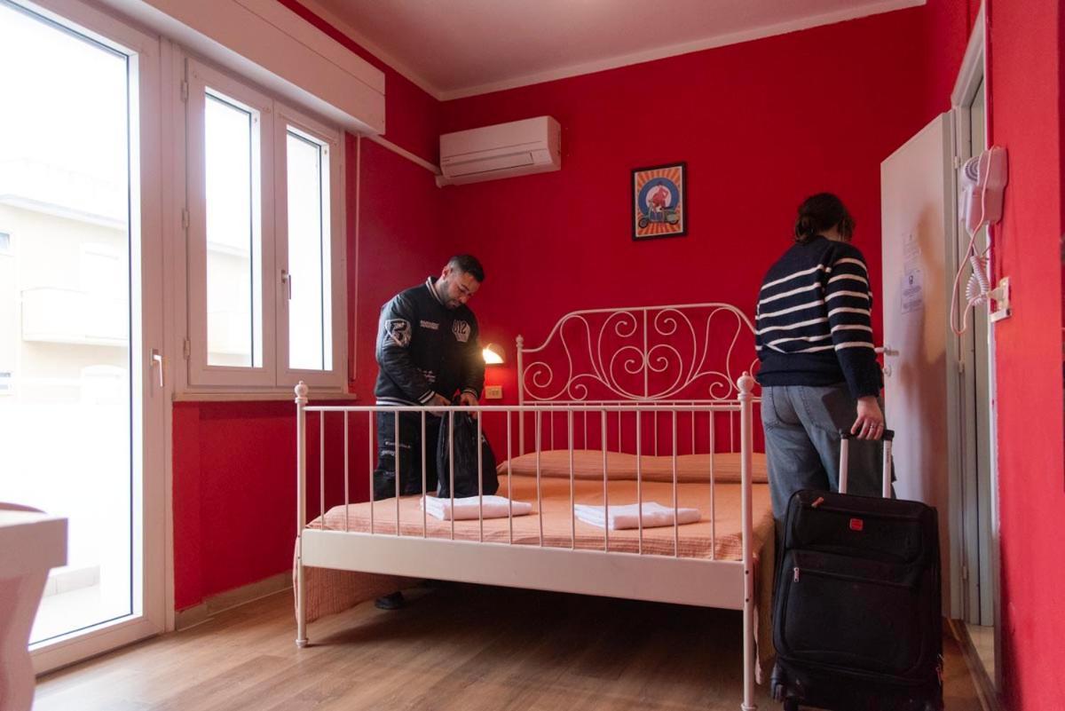 Sunflower Beach Backpacker Hostel & Bar Rimini Esterno foto