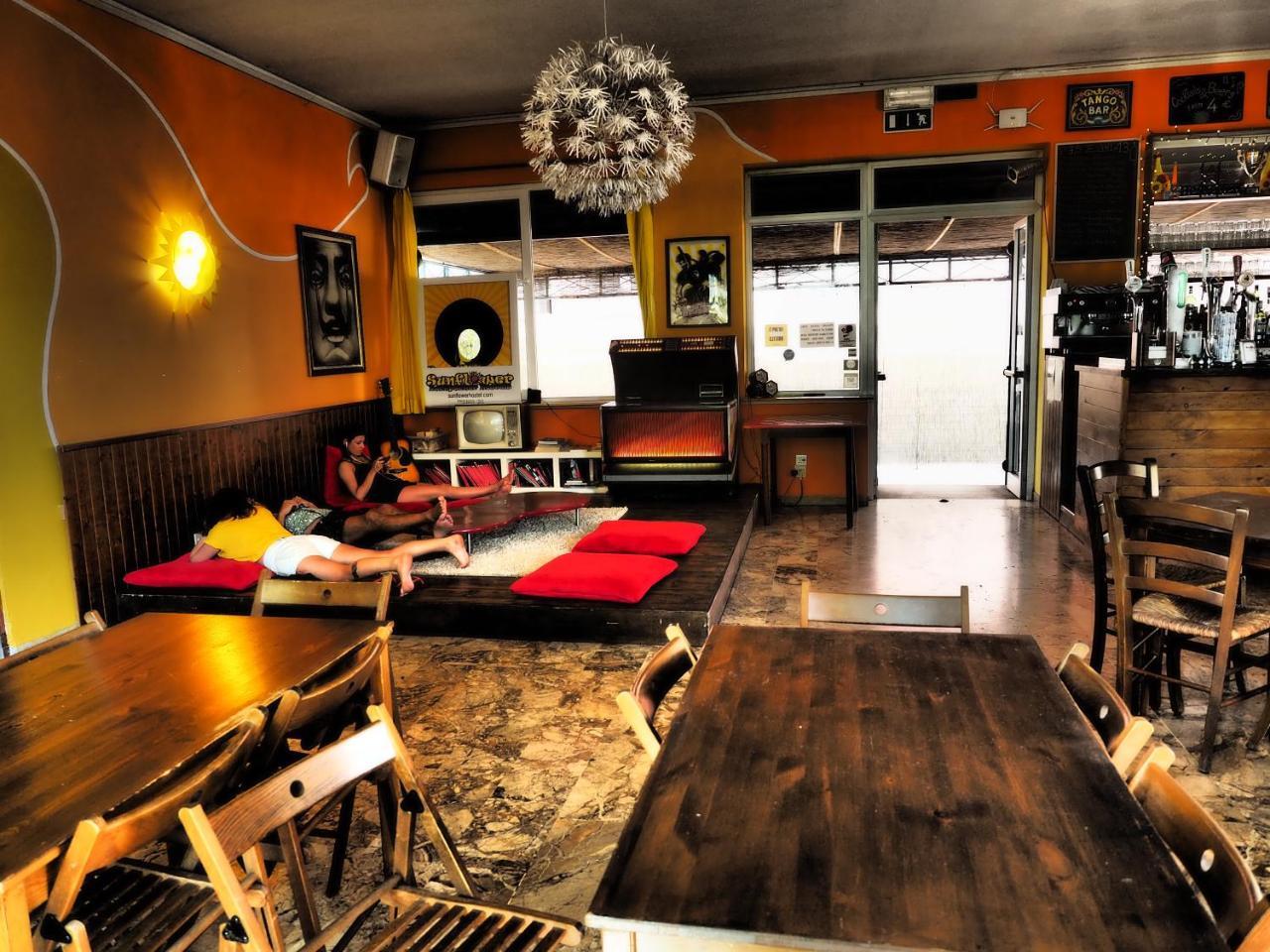 Sunflower Beach Backpacker Hostel & Bar Rimini Esterno foto